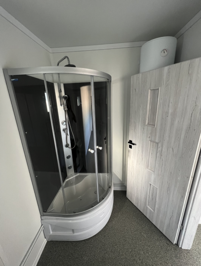 Wohncontainer 6,00 x 2,44 m mit Küchenzeile, WC und Dusche