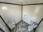 SANITÄRCONTAINER 2,00 x 2,00 M MIT TOILETTE UND URINAR