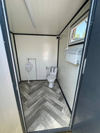 SANITÄRCONTAINER 2,00 x 2,00 M MIT TOILETTE UND URINAR